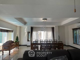 Casa en alquiler de 4 habitaciones en Bang Lamung, Chonburi