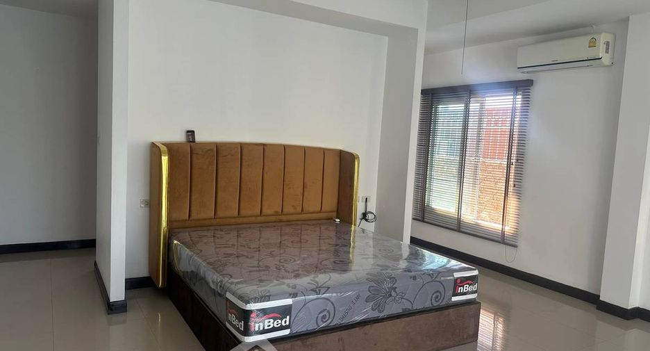 Casa en alquiler de 4 habitaciones en Bang Lamung, Chonburi