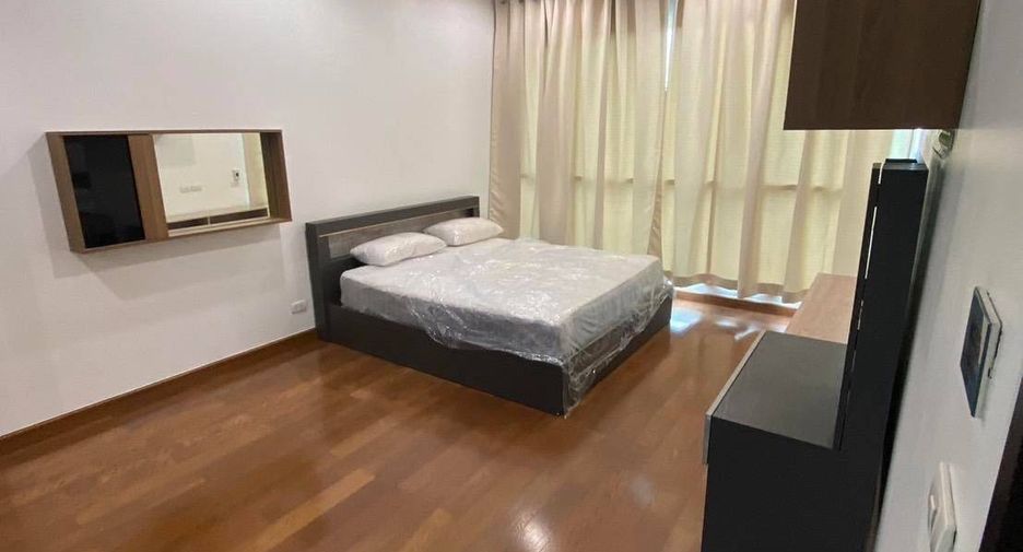 For rent 3 bedrooms condo in Pathum Wan, Bangkok