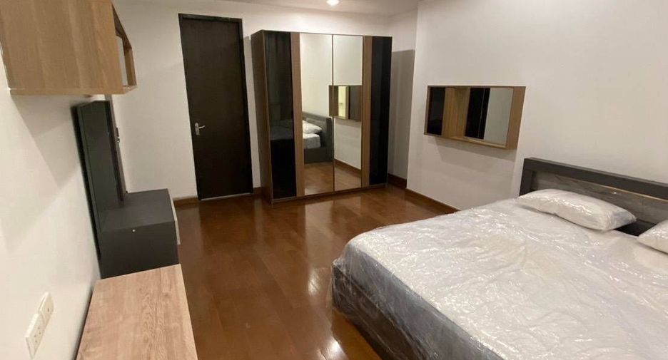 For rent 3 bedrooms condo in Pathum Wan, Bangkok