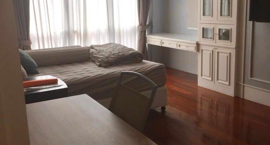 For rent 3 bedrooms condo in Khlong Toei, Bangkok
