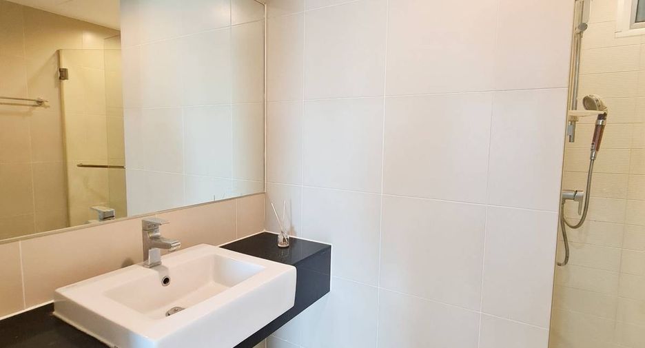 For rent 3 bedrooms condo in Huai Khwang, Bangkok