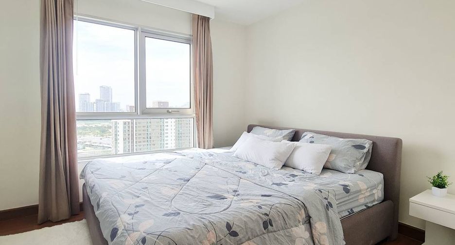 For rent 3 bedrooms condo in Huai Khwang, Bangkok