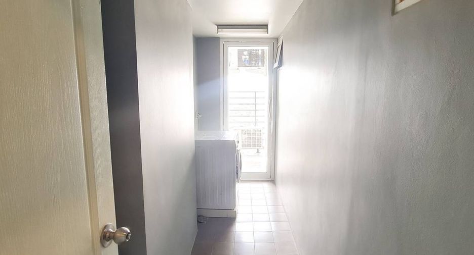 For rent 3 bedrooms condo in Huai Khwang, Bangkok