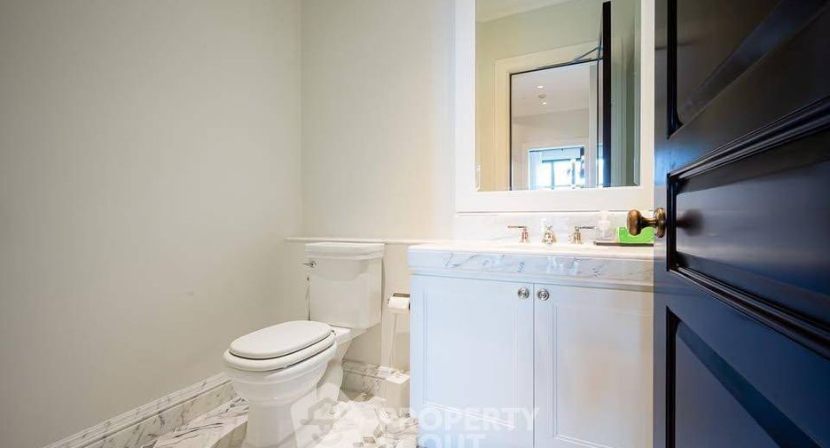 For rent 2 bedrooms condo in Pathum Wan, Bangkok