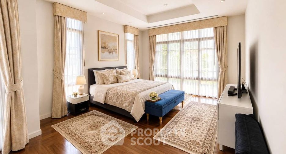 For rent 4 bedrooms house in Watthana, Bangkok