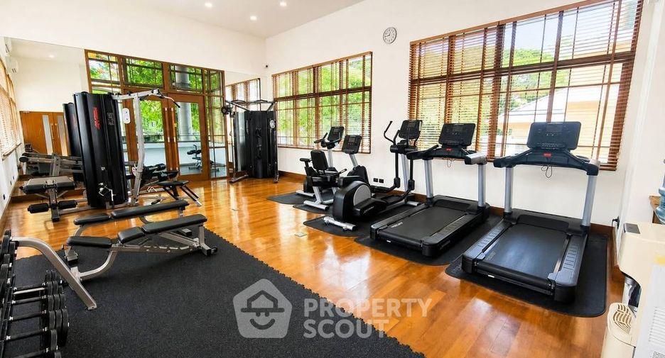 For rent 4 bedrooms house in Watthana, Bangkok