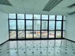 Oficina en alquiler en Huai Khwang, Bangkok