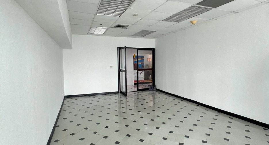 Oficina en alquiler en Huai Khwang, Bangkok