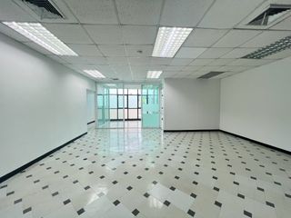 Oficina en alquiler en Huai Khwang, Bangkok