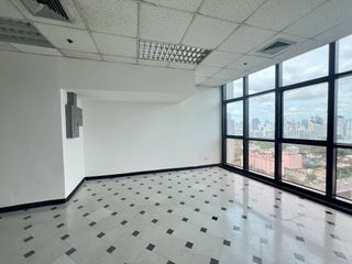 Oficina en alquiler en Huai Khwang, Bangkok
