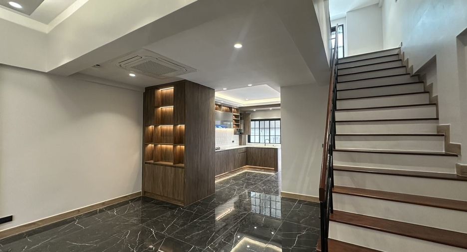 出租 4 卧室 独立屋 在 Khlong Toei, 曼谷