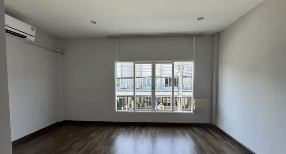 For rent 3 bedrooms townhouse in Sai Mai, Bangkok