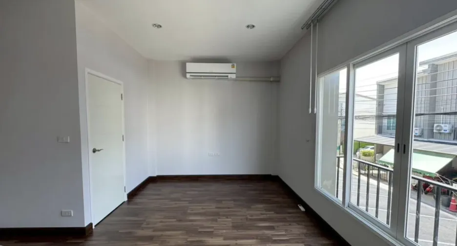 For rent 3 bedrooms townhouse in Sai Mai, Bangkok