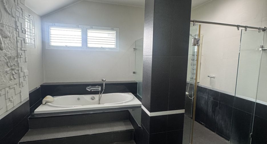 Haus zur Miete mit 4 Zimmer in Mueang Samut Prakan, Samut Prakan