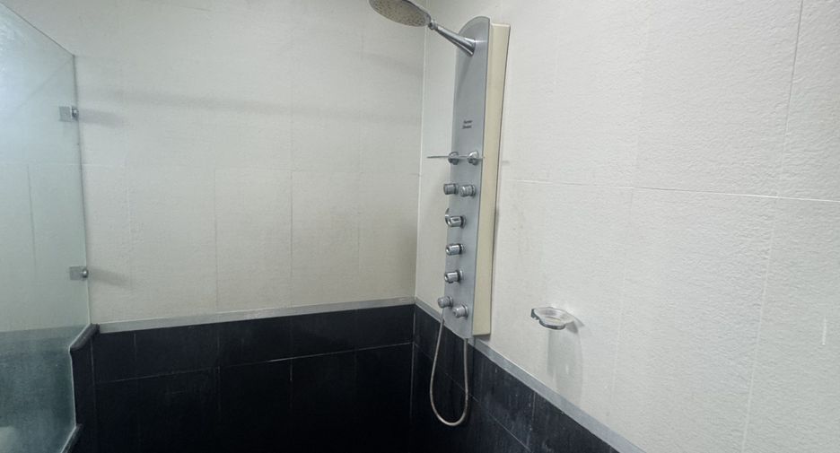 Haus zur Miete mit 4 Zimmer in Mueang Samut Prakan, Samut Prakan