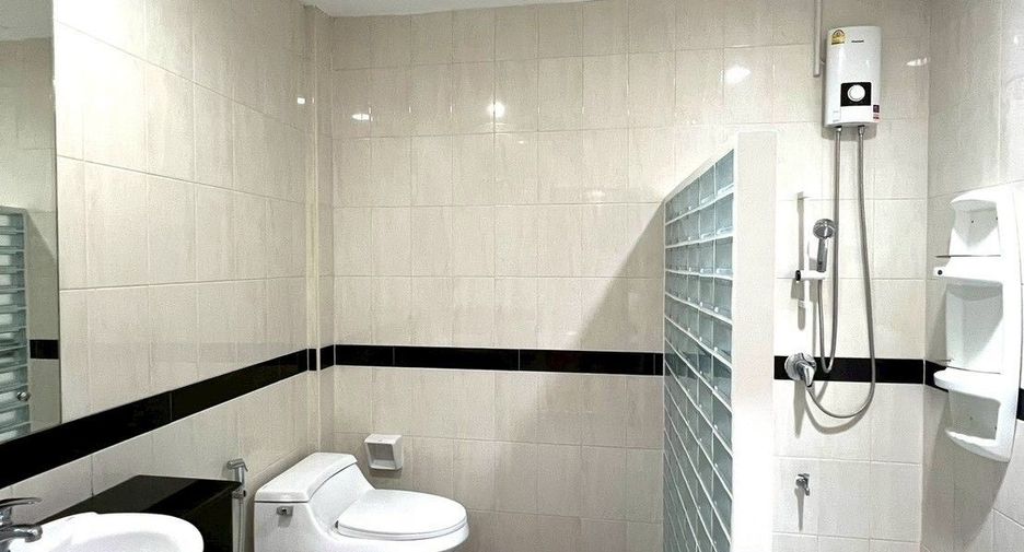 For sale 3 bedrooms townhouse in Suan Luang, Bangkok