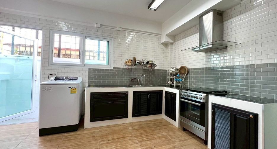 For sale 3 bedrooms townhouse in Suan Luang, Bangkok