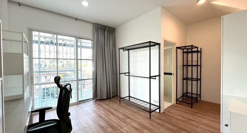 For sale 3 bedrooms townhouse in Suan Luang, Bangkok