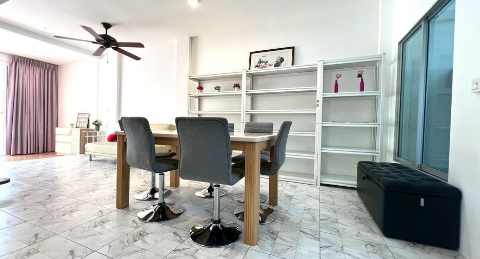 For sale 3 bedrooms townhouse in Suan Luang, Bangkok