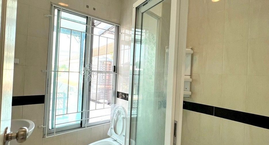 For sale 3 bedrooms townhouse in Suan Luang, Bangkok