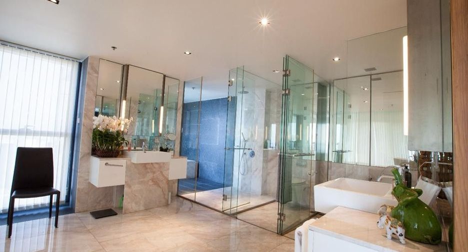 Condo en venta y en alquiler de 4 habitaciones en Sathon, Bangkok