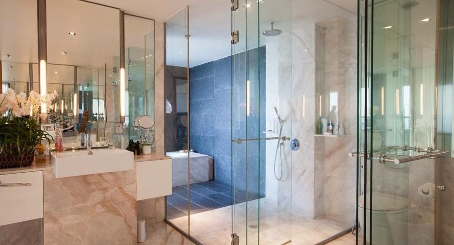 Condo en venta y en alquiler de 4 habitaciones en Sathon, Bangkok
