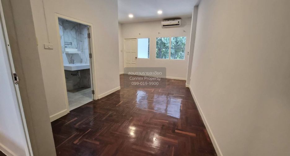 For sale 3 bedrooms townhouse in Wang Thonglang, Bangkok