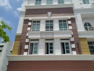 À vendre 3 chambres maison de ville à Bang Na, Bangkok