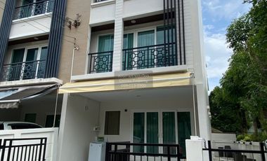 For sale 3 bedrooms townhouse in Suan Luang, Bangkok