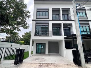 À vendre 4 chambres maison de ville à Mueang Samut Prakan, Samut Prakan