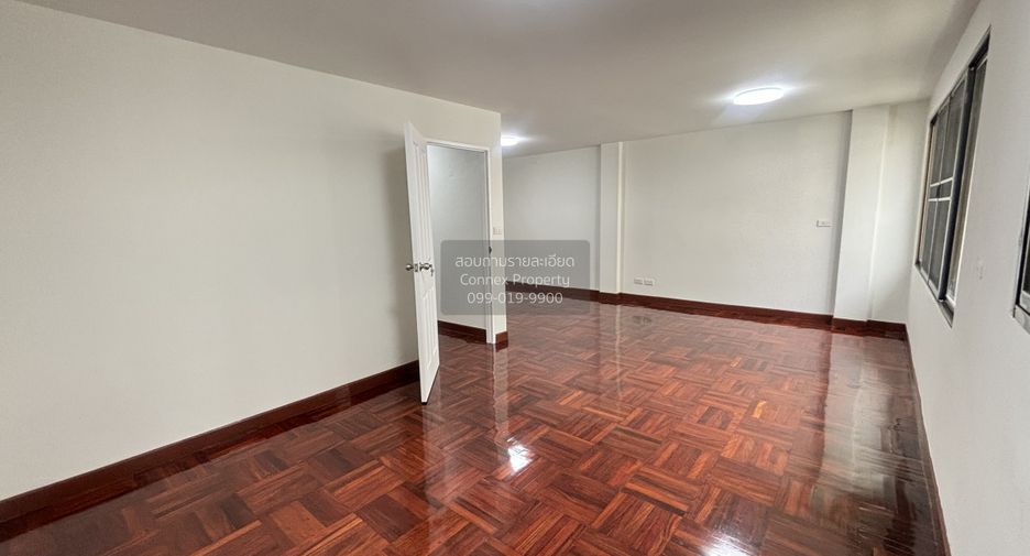 出售 4 卧室 联排别墅 在 Khlong San, 曼谷