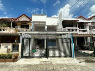Reihenhaus zum Kauf mit 4 Zimmer in Huai Khwang, Bangkok
