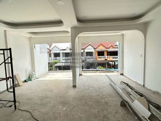 Reihenhaus zum Kauf mit 4 Zimmer in Huai Khwang, Bangkok