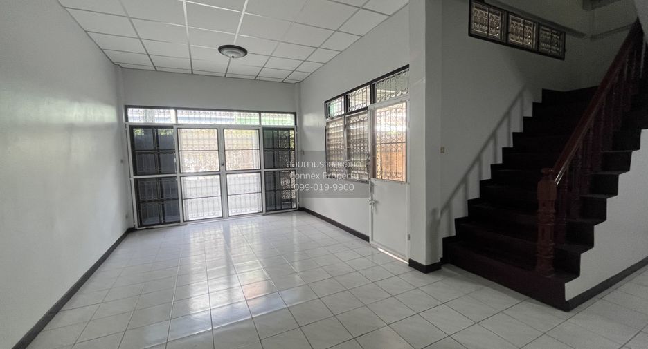À vendre 3 chambres maison de ville à Taling Chan, Bangkok