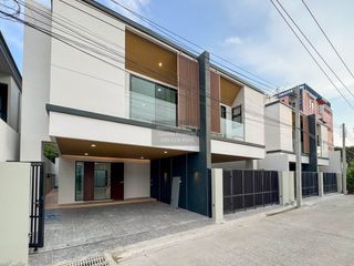 For sale 3 ベッドルーム house in Bang Na, Bangkok