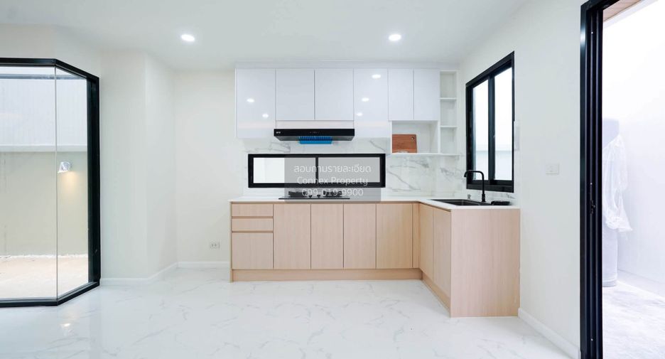 For sale 3 ベッドルーム house in Bang Na, Bangkok