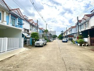 Casa adosada en venta de 3 habitaciones en Lam Luk Ka, Pathum Thani