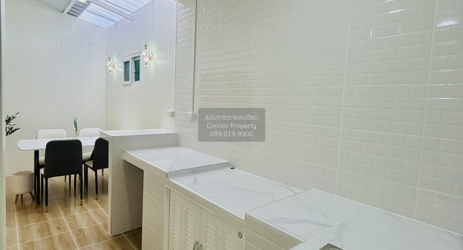 Casa adosada en venta de 3 habitaciones en Lam Luk Ka, Pathum Thani