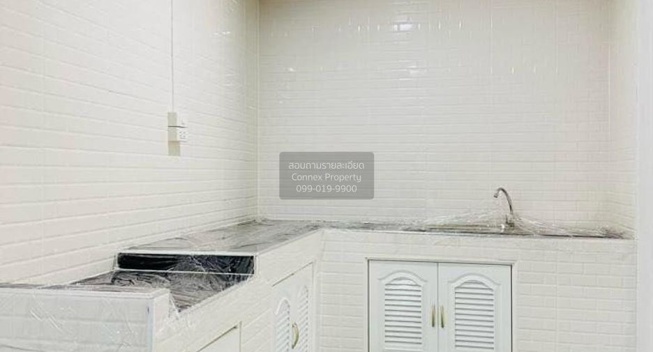 Casa adosada en venta de 3 habitaciones en Lam Luk Ka, Pathum Thani
