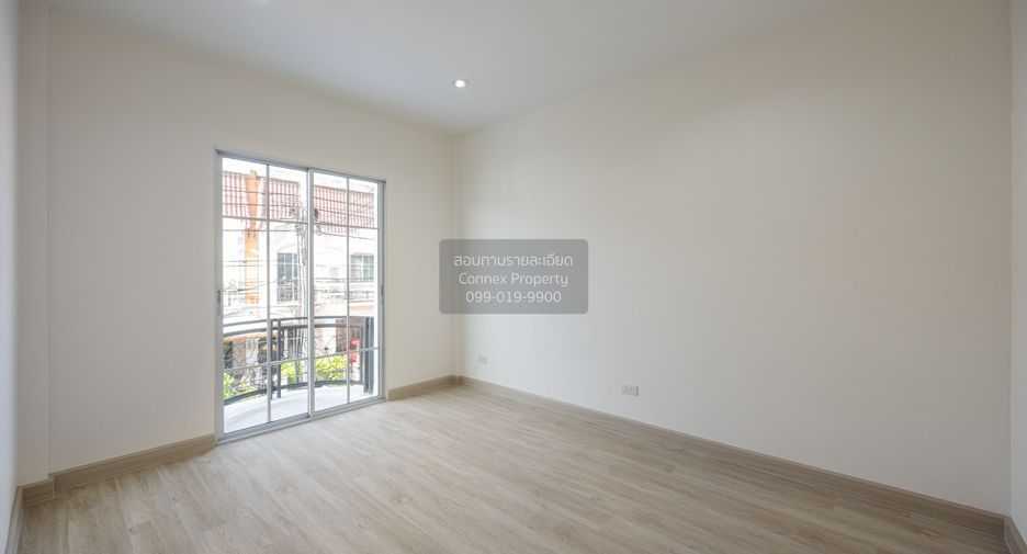 Casa adosada en venta de 3 habitaciones en Pak Kret, Nonthaburi