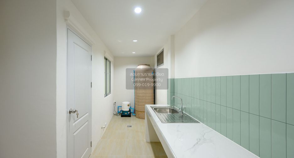 Casa adosada en venta de 3 habitaciones en Pak Kret, Nonthaburi