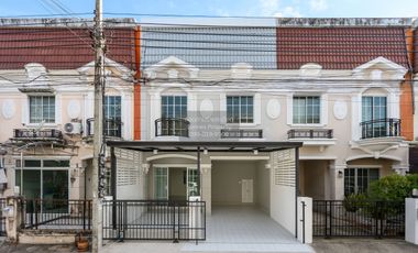 Casa adosada en venta de 3 habitaciones en Pak Kret, Nonthaburi