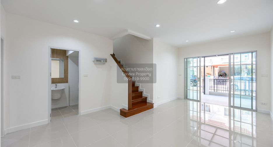 Casa adosada en venta de 3 habitaciones en Pak Kret, Nonthaburi