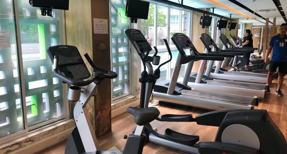 For rent 2 bedrooms condo in Huai Khwang, Bangkok