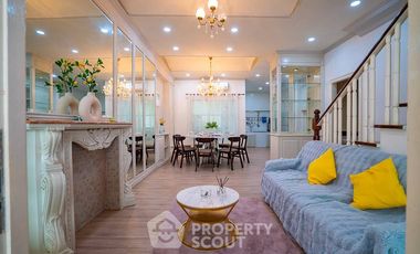 À louer 3 chambres maison de ville à Yan Nawa, Bangkok