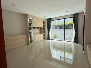 Casa adosada en alquiler de 3 habitaciones en Suan Luang, Bangkok
