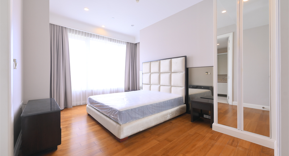 For rent 2 bedrooms condo in Pathum Wan, Bangkok