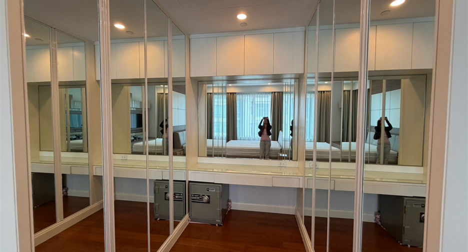 For rent 2 bedrooms condo in Pathum Wan, Bangkok