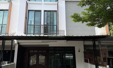 Casa adosada en alquiler de 3 habitaciones en Suan Luang, Bangkok